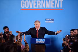 Thủ tướng Anh Boris Johnson tại London ngày 13/12. (Ảnh: AFP/TTXVN)