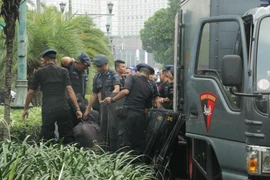 Cảnh sát triển khai các trang bị chống bạo động. (Ảnh: Đỗ Quyên/Vietnam+)