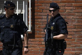  Cảnh sát Tây Ban Nha tại Cornella, Catalonia. (Ảnh: AFP/TTXVN)