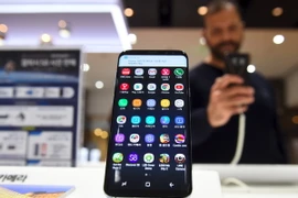 Mẫu điện thoại Galaxy S8 của Samsung được giới thiệu tại một cửa hàng ở Seoul . (Nguồn: AFP/TTXVN)