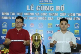 Bốc thăm xếp lịch thi đấu giải bóng đá nữ Vô địch quốc gia Cúp Thái Sơn Bắc 2017. (Ảnh: Quốc Khánh/TTXVN)