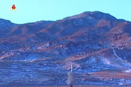 Tên lửa đạn đạo đất đối đất tầm trung Pukguksong-2 được phóng từ căn cứ không quân Banghyon, tỉnh Bắc Phyongan, Triều Tiên ngày 12/2. (Nguồn: YONHAP/TTXVN)