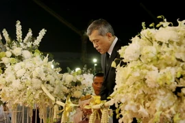 Nhà vua Thái Lan Maha Vajiralongkorn (giữa) tại Triển lãm 'Yen Sira Phro Phra Bori Ban' nhằm tôn vinh Nhà vua Bhumibo Adulyadej quá cố tại thủ đô Bangkok ngày 9/2/2017. (Nguồn: EPA/TTXVN)