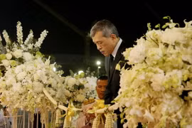 Nhà vua Thái Lan Maha Vajiralongkorn (giữa) tại Triển lãm 'Yen Sira Phro Phra Bori Ban' nhằm tôn vinh Nhà vua Bhumibo Adulyadej quá cố tại thủ đô Bangkok ngày 9/2/2017. (Nguồn: EPA/TTXVN)