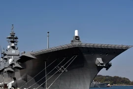 Tàu chở trực thăng Izumo của Lực lượng phòng vệ hải quân Nhật Bản (JMSDF) tại căn cứ hải quân ở Yokosuka ngày 6/12. (Nguồn: EPA/TTXVN)
