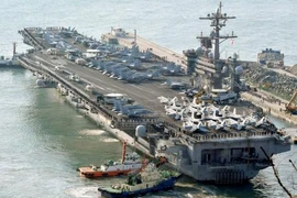 Tàu sân bay Carl Vinson của Hải quân Mỹ tới cảng Busan, Hàn Quốc để tham gia cuộc tập trận chung ngày 15/3. (Nguồn: Kyodo/TTXVN)