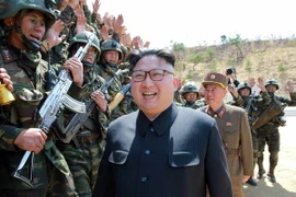 Nhà lãnh đạo Triều Tiên Kim Jong-un (phía trước) giám sát một cuộc diễn tập quân sự ngày 13/4. (Nguồn: YONHAP/TTXVN)