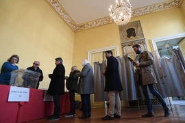Cử tri Pháp bỏ phiếu tại một địa điểm bầu cử ở Strasbourg. (Nguồn: AFP/TTXVN)