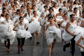 Các cô dâu tranh tài tại một cuộc thi ở Thái Lan. (Nguồn: EPA/TTXVN)