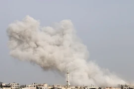 Khói bốc lên sau các cuộc không kích ở Daraa, Syria, ngày 8/4. (Nguồn: AFP/TTXVN)