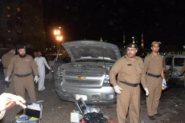 Cảnh sát điều tra tại hiện trường vụ đánh bom liều chết ở thành phố Medina. (Nguồn: AFP/TTXVN)