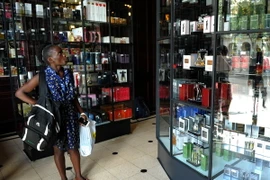 Du khách mua sắm tại một cửa hàng ở thủ đô La Habana. (Nguồn: AFP/TTXVN)