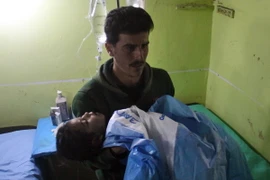 Trẻ em được điều trị trong bệnh viện ở thị trấn Maaret al-Noman, tỉnh Idlib, sau khi bị ảnh hưởng bởi cuộc tấn công bị tình nghi sử dụng vũ khí hóa học ngày 4/4. (Nguồn: AFP/TTXVN)