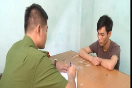 Đối tượng Đỗ Văn Minh tại cơ quan điều tra. (Ảnh: Văn Đạt/TTXVN)