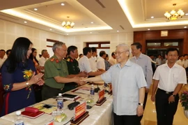 Tổng Bí thư Nguyễn Phú Trọng với các đồng chí Ban Thường vụ Tỉnh ủy và cán bộ chủ chốt tỉnh Gia Lai. (Ảnh: Trí Dũng/TTXVN)