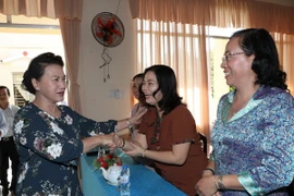 Chủ tịch Quốc hội Nguyễn Thị Kim Ngân với các cử tri. (Ảnh: Trọng Đức/TTXVN)