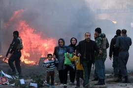 Người dân Afghanistan chạy khỏi hiện trường một vụ nổ bom ở Kabul. (Nguồn: EPA/TTXVN)