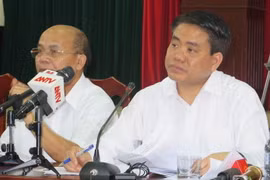 Chủ tịch UBND thành phố Hà Nội Nguyễn Đức Chung đối thoại với người dân Đồng Tâm. (Ảnh: Nguyễn Văn Cảnh/Vietnam+)