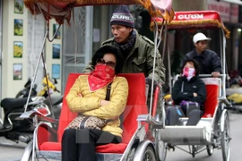 Du khách tham quan phố cổ Hà Nội. (Ảnh: Nhật Anh/TTXVN)