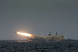 Tên lửa chống tàu phóng đi từ tàu khu trục được trang bị tên lửa dẫn đường "Fuzhou" trong cuộc tập trận trên biển Hoa Đông. Ảnh minh họa: THX/TTXVN)