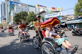 Khách du lịch tham quan thành phố Đà Nẵng. (Ảnh: Trần Lê Lâm/TTXVN)