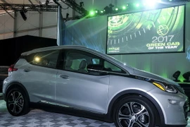 Một chiếc Chevrolet Bolt EV được trưng bày tại Triển lãm ô tô Los Angeles ở bang California, Mỹ. (Nguồn: THX/TTXVN)