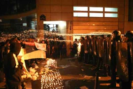 Xung đột giữa cảnh sát và người biểu tình trước đồn cảnh sát quận 19 ở thủ đô Paris ngày 28/3. (Nguồn: AFP/TTXVN)