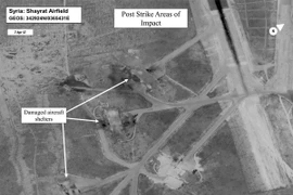 Sân bay Shayrat bị tàn phá sau vụ tấn công tên lửa hành trình Tomahawk từ các tàu khu trục của Mỹ ngày 7/4. (Nguồn: EPA/ TTXVN)