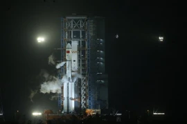 Tên lửa đẩy Trường Chinh CZ-7 mang theo tàu vũ trụ Thiên Chu-1 được phóng từ bệ phóng ở Văn Xương, Hải Nam (Trung Quốc) ngày 20/4. (Nguồn: EPA/TTXVN)