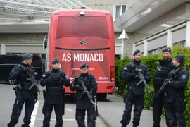 Cảnh sát gác trước chiếc xe bus sau vụ tấn công. (Nguồn: AFP/TTXVN)