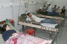 Các nạn nhân gặp nạn trong vụ chìm tàu đang được điều trị tại bệnh viện. (Ảnh:Huỳnh Sử/TTXVN)