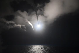 Tàu khu trục có tên lửa dẫn đường USS Porter (DDG 78) bắn tên lửa từ Địa Trung Hải ngày 7/4. (Nguồn: EPA/TTXVN)