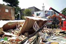 Khoảng 8 giờ ngày 20/4, nhà số 296 đường Trần Hưng Đạo, thành phố Quy Nhơn, tỉnh Bình Định bất ngờ bị đổ sập hoàn toàn khiến một người chết và ít nhất một người bị thương. (Ảnh: Nguyên Linh/TTXVN)