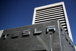 Biểu tượng Hãng sản xuất xe điện Tesla ở Los Angeles, California. (Nguồn: AFP/TTXVN)