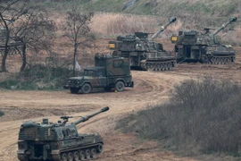 Pháo tự hành K-9 và K-55 của quân đội Hàn Quốc triển khai tại thành phố biên giới Paju, phía bắc thủ đô Seoul ngày 25/4. (Nguồn: EPA/TTXVN)