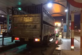 Hiện trường chiếc xe tải cán tử vong chiến sỹ cảnh sát giao thông ngay tại trạm thu phí cầu Đồng Nai. (Ảnh: Sỹ Tuyên/TTXVN)