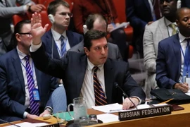 Phó Đại sứ Nga tại LHQ Vladimir Safronkov phủ quyết dự thảo Nghị quyết của Hội đồng Bảo an LHQ tại phiên họp của Hội đồng Bảo an về tình hình Syria ngày 12/4. (Nguồn: AFP/TTXVN)