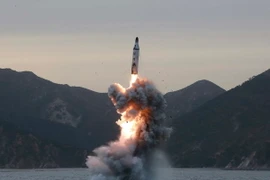 Tên lửa đạn đạo được phóng lên từ tàu ngầm tại một vị trí bí mật ở Triều Tiên. (Nguồn: EPA/TTXVN)