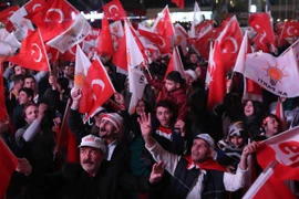 Những người ủng hộ đảng Công lý và Phát triển của Tổng thống Recep Tayyip Erdogan mít tinh sau khi kết quả trưng cầu dân ý được công bố tại Ankara ngày 16/4. (Nguồn: AFP/TTXVN)
