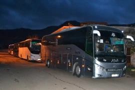 Xe buýt đưa người dân đi sơ tán ở thị trấn Madaya ngày 14/4. (Nguồn: AFP/TTXVN)