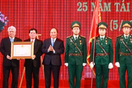 Thủ tướng Nguyễn Xuân Phúc trao tặng Huân chương Độc lập hạng Nhất (lần thứ 2) của Chủ tịch nước cho tỉnh Trà Vinh. (Ảnh: Thống Nhất/TTXVN)