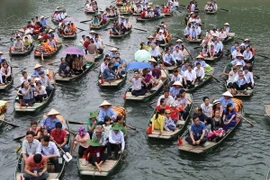 Lễ hội Tràng An năm 2017 thu hút rất đông du khách. (Ảnh: Ninh Đức Phương/TTXVN)