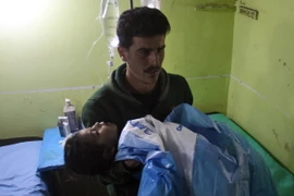 Trẻ em được điều trị trong bệnh viện ở thị trấn Maaret al-Noman, tỉnh Idlib, sau khi bị ảnh hưởng bởi cuộc tấn công bị tình nghi sử dụng vũ khí hóa học ngày 4/4. (Nguồn: AFP/TTXVN)