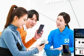 Khách hàng trải nghiệm điện thoại Samsung Galaxy S8 tại một cửa hàng ở Seoul ngày 6/4. (Nguồn: YONHAP/TTXVN)