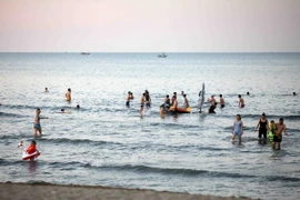 Du khách vui chơi, tắm biển Cửa Lò. (Ảnh: Thanh Tùng/TTXVN)