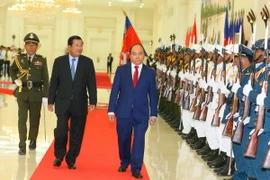 Thủ tướng Nguyễn Xuân Phúc và Thủ tướng Samdech Techo Hun Sen duyệt Đội danh dự. (Ảnh: Thống Nhất/TTXVN)