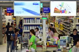 Khách hàng mua sắm tại một cửa hàng bán lẻ ở Seoul, Hàn Quốc ngày 7/9/2015. (Nguồn: AFP/TTXVN)