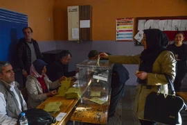 Người dân bỏ phiếu tại điểm bầu cử ở Diyarbakir ngày 16/4. (Nguồn: AFP/TTXVN)