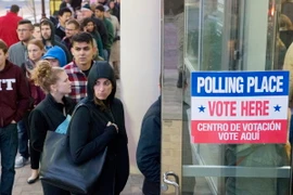 Cử tri Mỹ bỏ phiếu tại một địa điểm bầu cử ở Arlington, bang Virginia. (Nguồn: EPA/TTXVN)