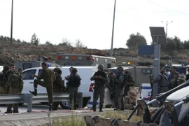 Lực lượng an ninh Israel làm nhiệm vụ tại hiện trường một vụ tấn công ở Nablus, Bờ Tây. (Nguồn: AFP/TTXVN)